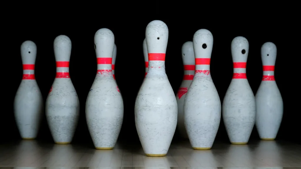 a group of white and red chess pieces